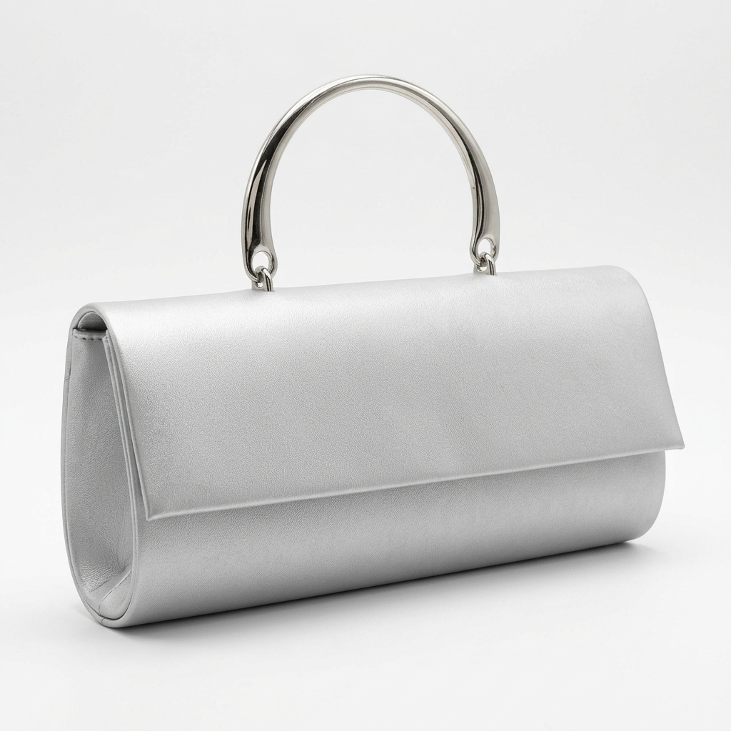 Bolso de fiesta plateado con asa rígida y solapa sobre fondo blanco