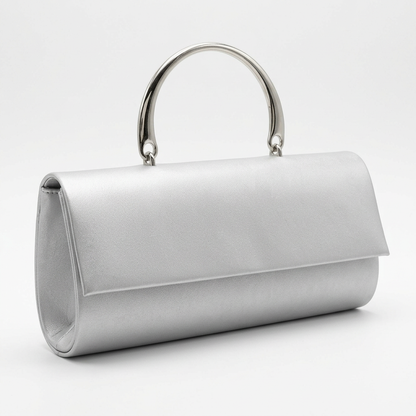 Bolso de fiesta plateado con asa rígida y solapa sobre fondo blanco