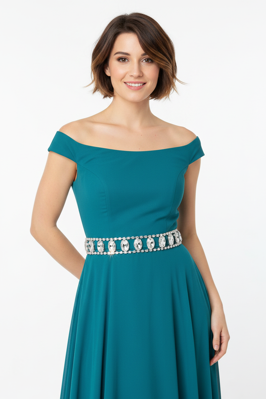 Modelo con cinturón cristales ovalados y vestido bardot teal