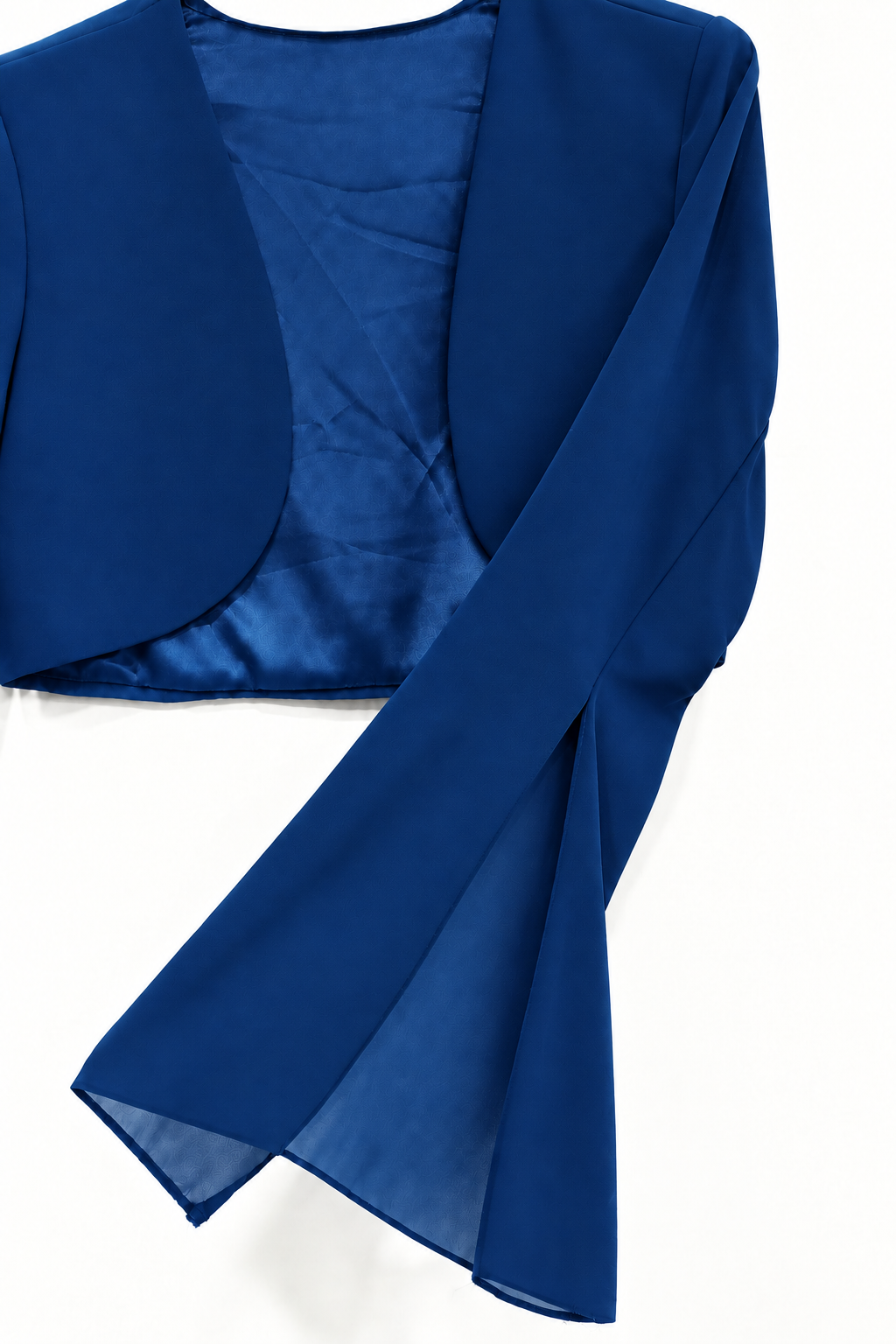 Detalle de la abertura y caída de la manga campana de la torera de gasa azul