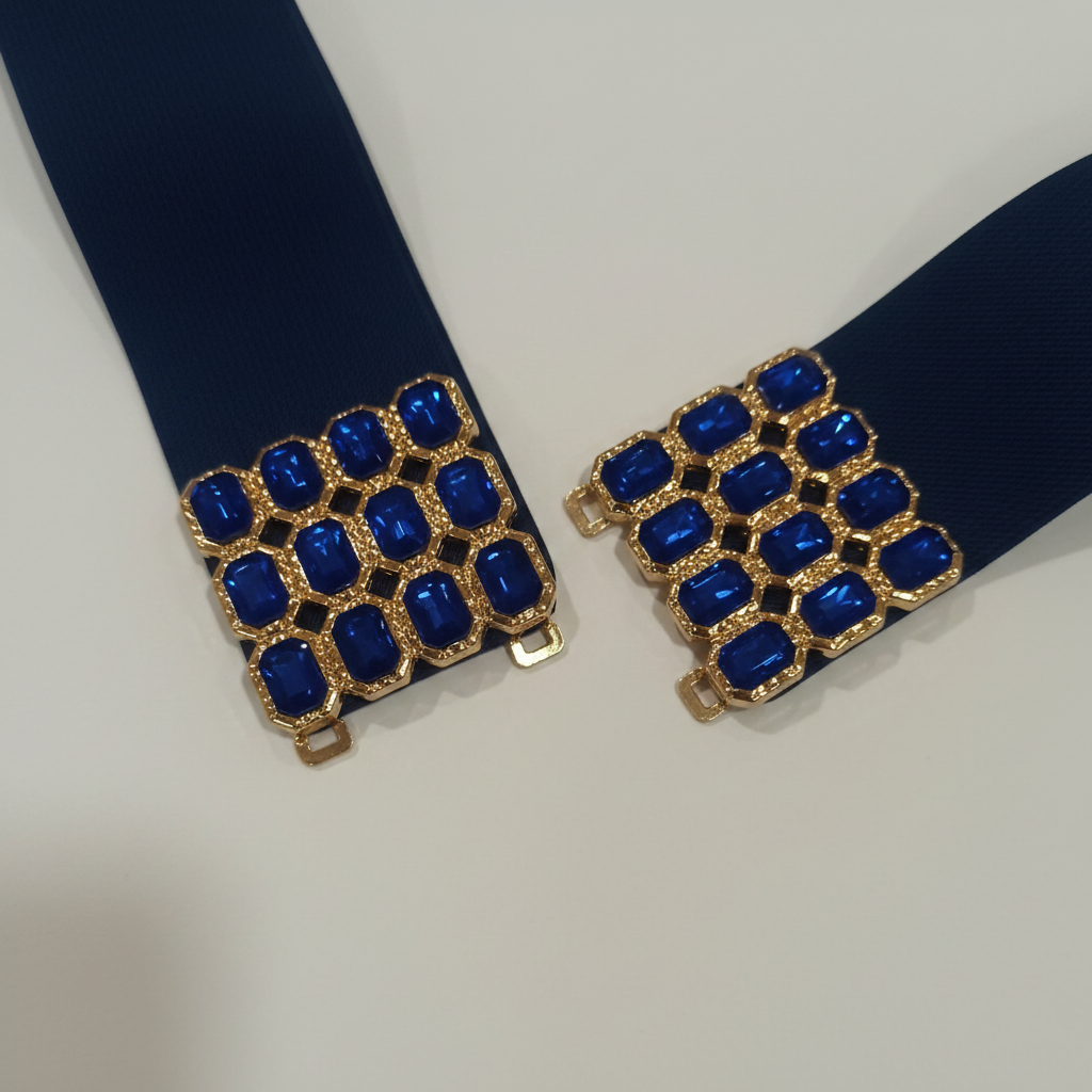 Detalle hebilla pedrería azul zafiro cinturón azul marino