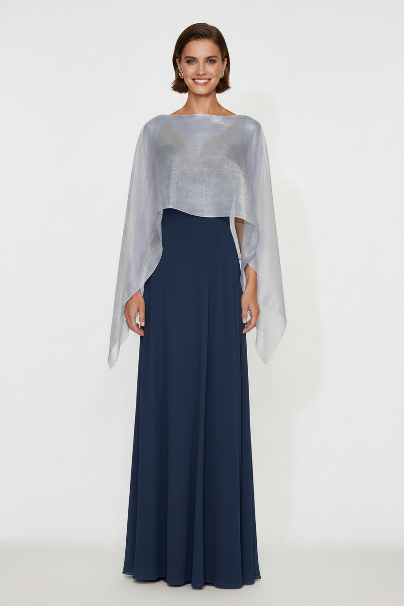 Modelo con capa de organza plateada y vestido azul