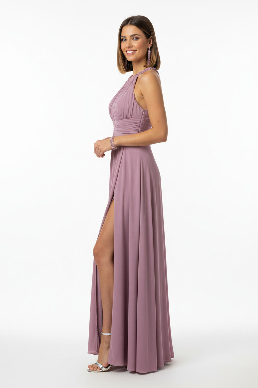 lateral vestido de fiesta largo con escote halter y pedreria rosa viejo