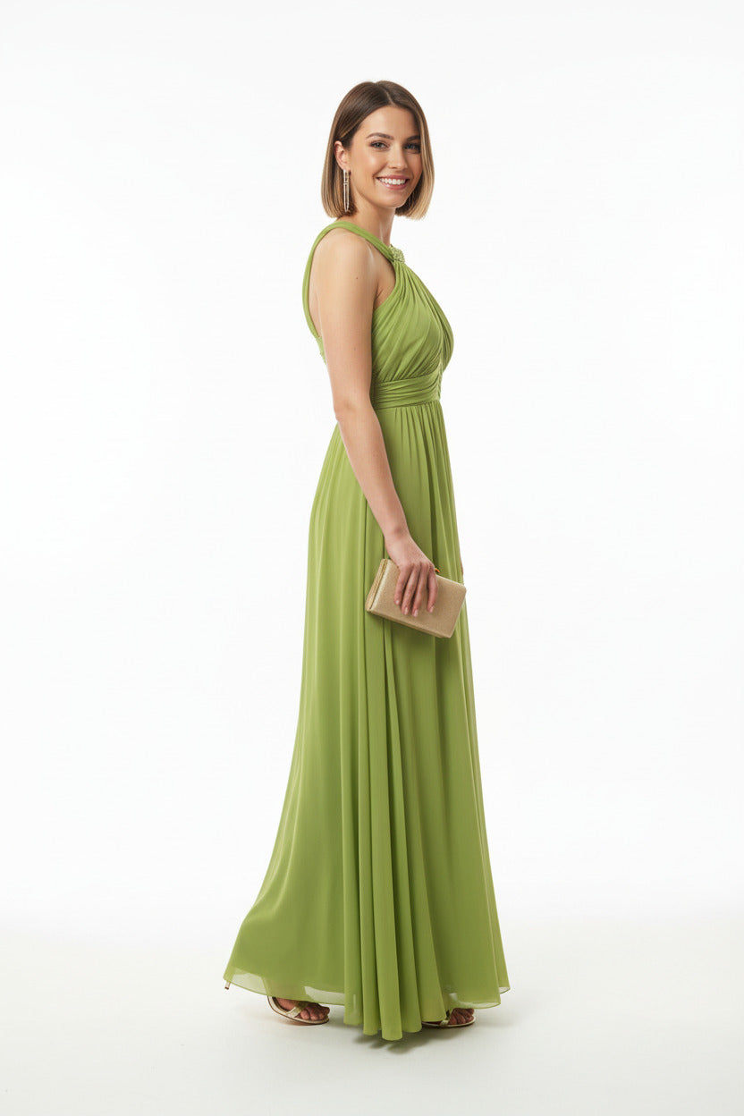 lateral vestido invitada boda largo con escote halter y abertura en la falda pistacho