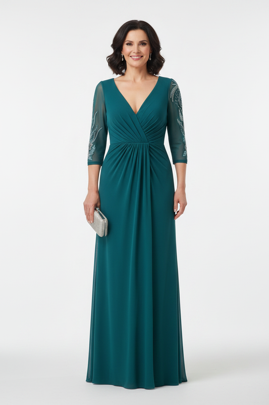 Modelo madura con vestido turquesa y clutch plata