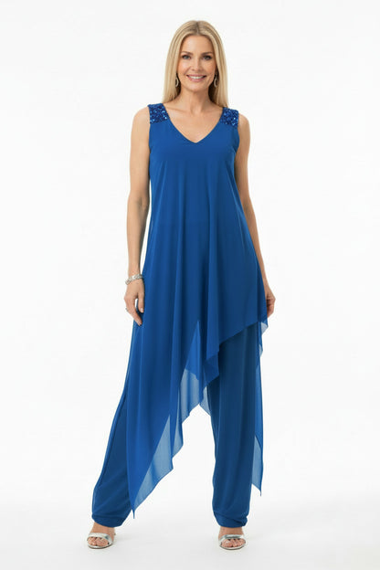 mono elegante para boda con lentejuelas y capa de tul tirantes azul