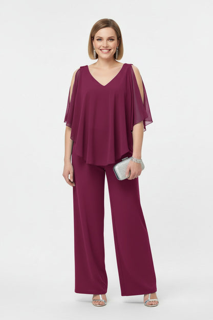 mono elegante con capa de tul y tirantes de lentejuelas magenta