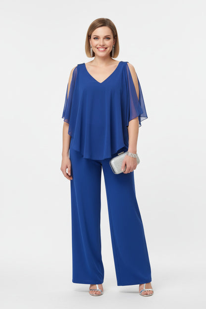 mono elegante con capa de tul y tirantes de lentejuelas azul