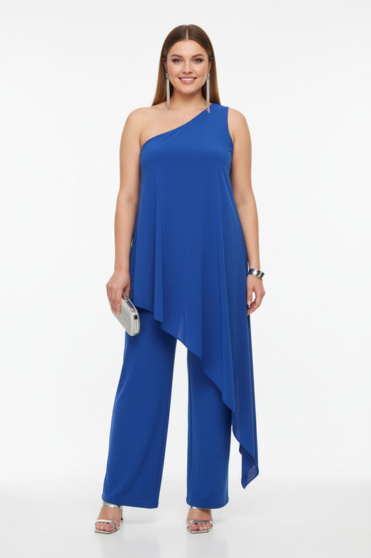 mono para invitada con escote asimétrico tipo capa azul