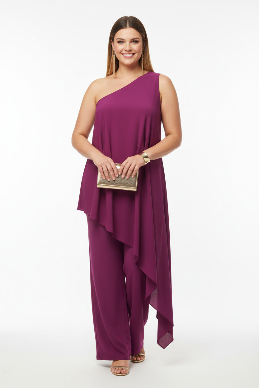 mono para invitada con escote asimétrico tipo capa burganvilla