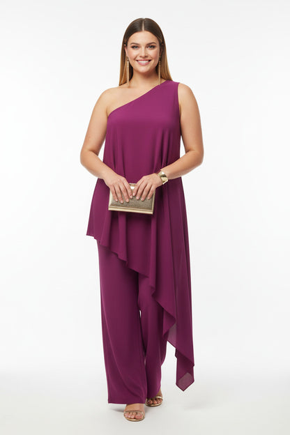 mono para invitada con escote asimétrico tipo capa burganvilla