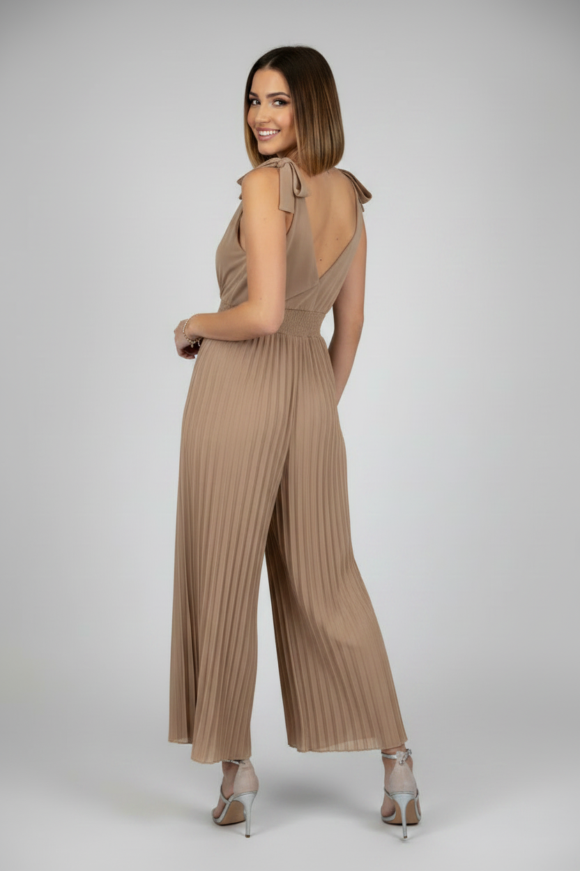 espalda mono de vestir con escote pico y pantalón palazzo beig