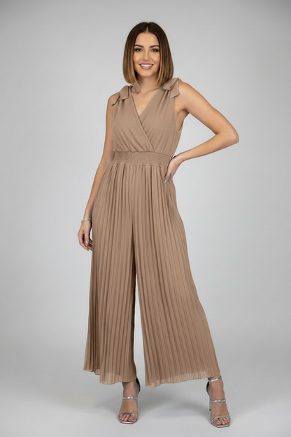 mono de vestir con escote pico y pantalón palazzo beig