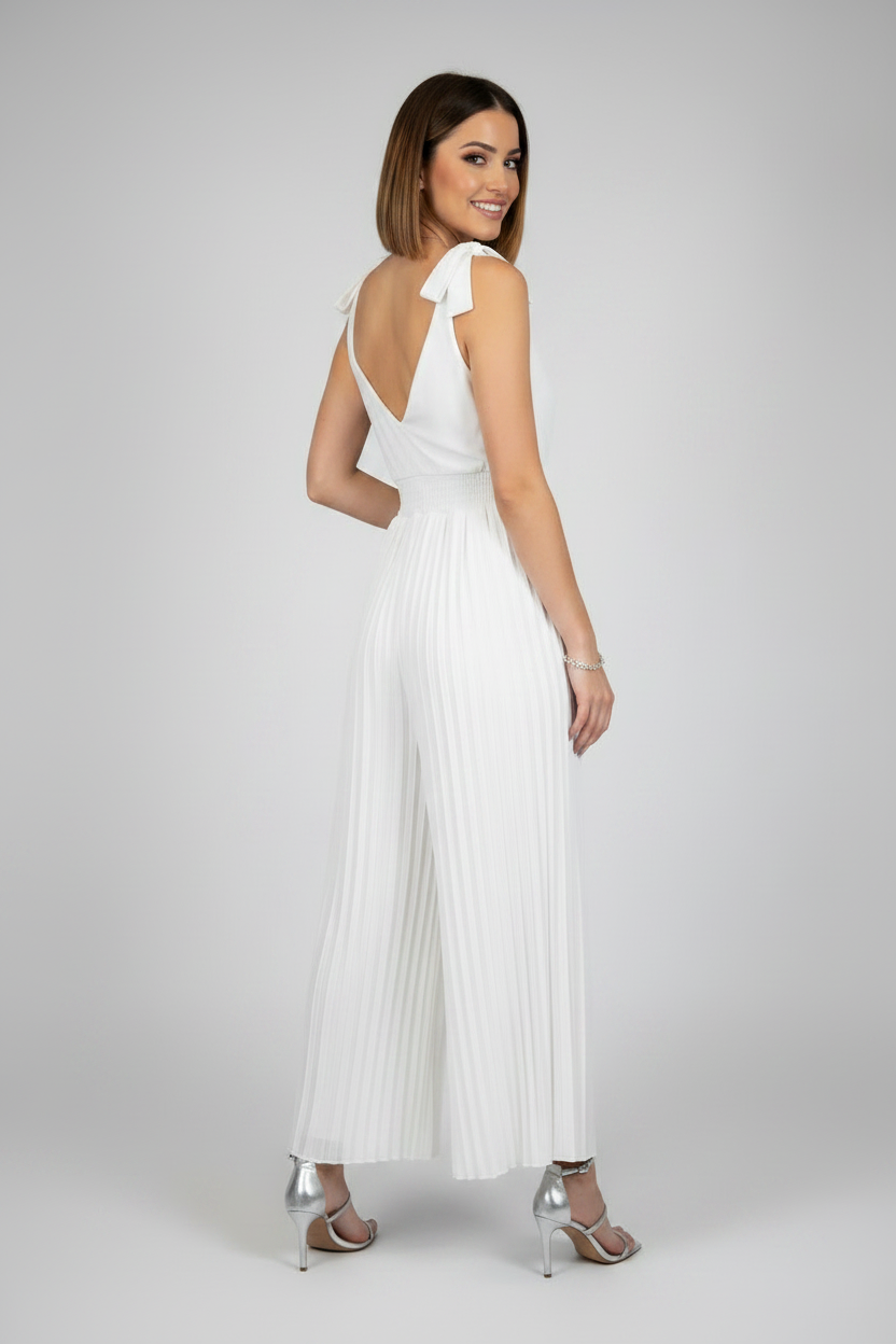 espalda mono de vestir con escote pico y pantalón palazzo blanco