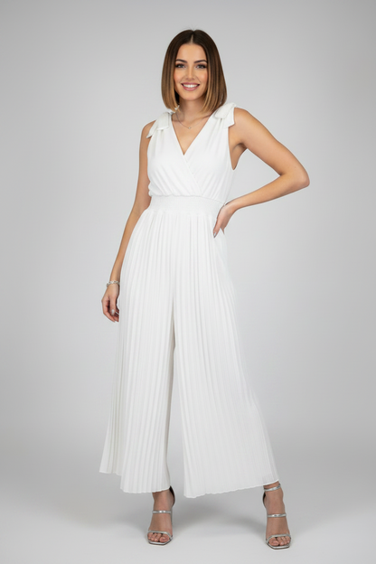 mono de vestir con escote pico y pantalón palazzo blanco