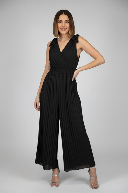 mono de vestir con escote pico y pantalón palazzo negro