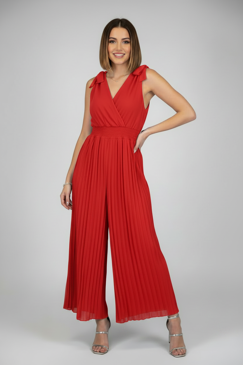 mono de vestir con escote pico y pantalón palazzo rojo