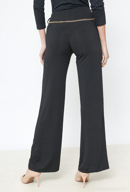 Pantalón negro con cinturón de cadena dorado