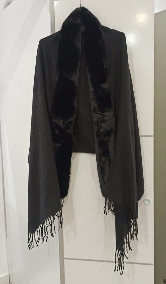 Pashmina negra con cuello de pelo Negro