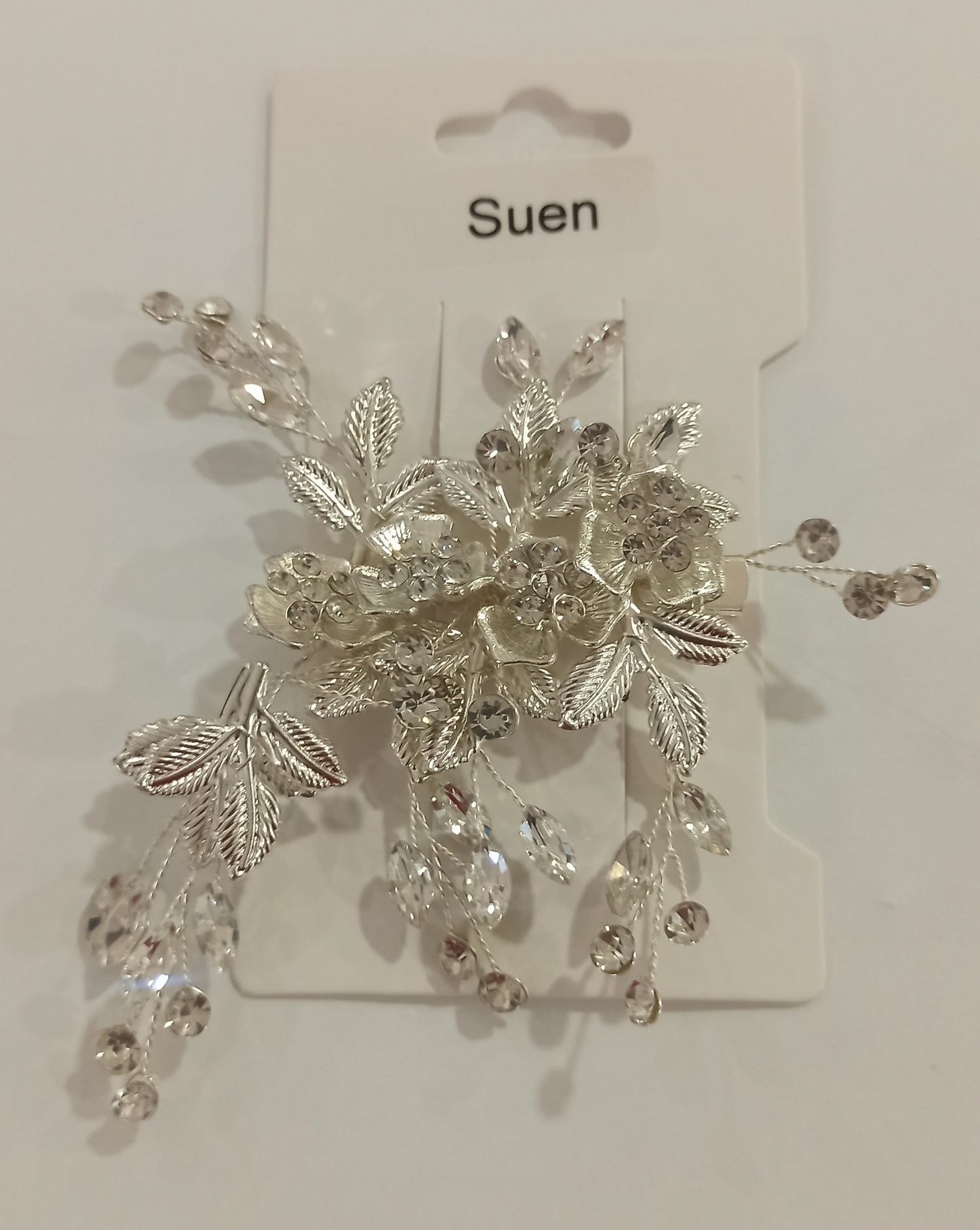 Pinza floral plateada con pedrería