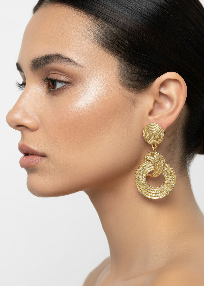 Pendientes Largos Dorados con Círculos Entrelazados Dorado
