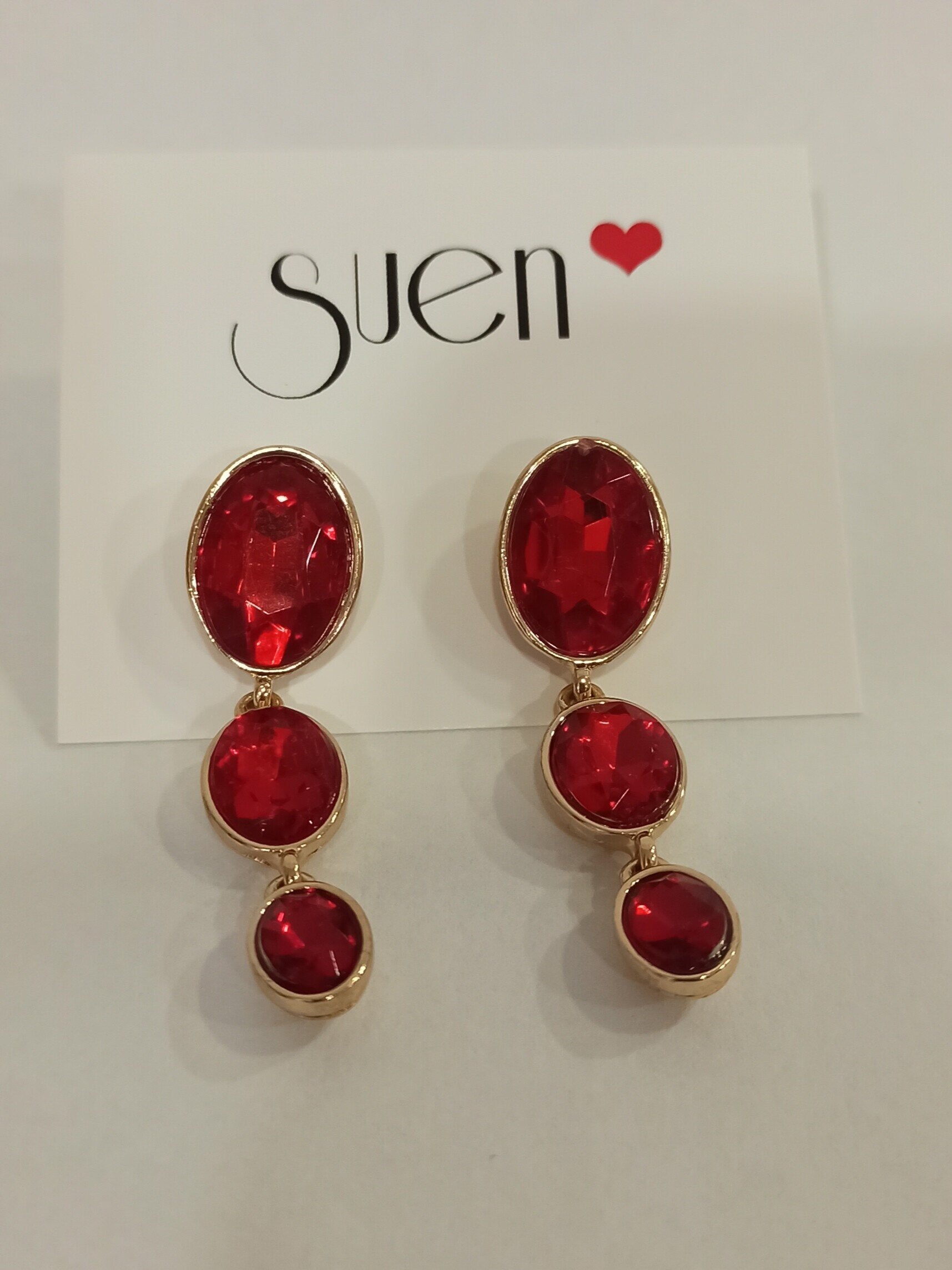 Pendientes largos dorados con pedrería roja para invitadas