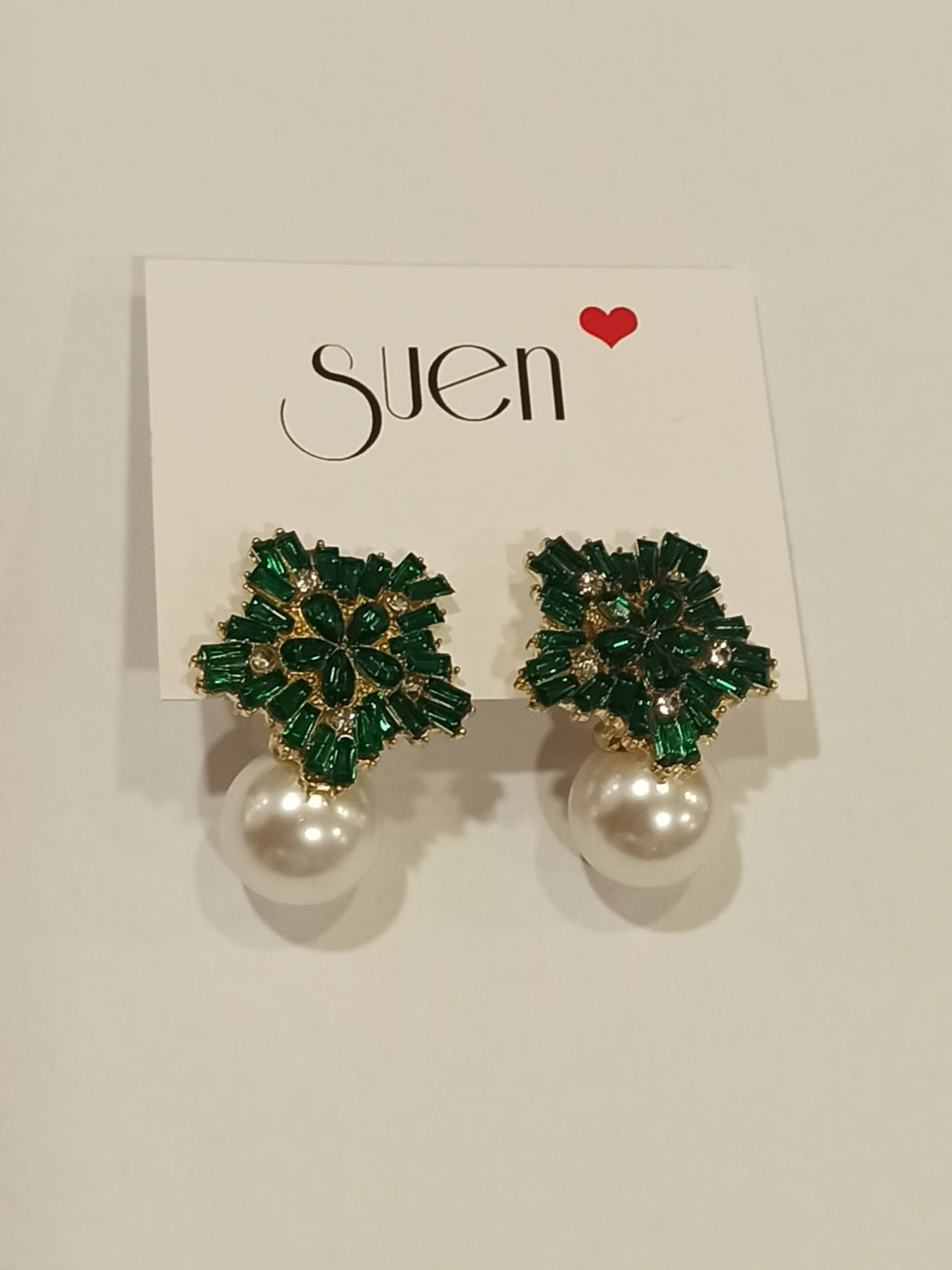 pendientes de fiesta elegantes con perla y pedreria verde detalle
