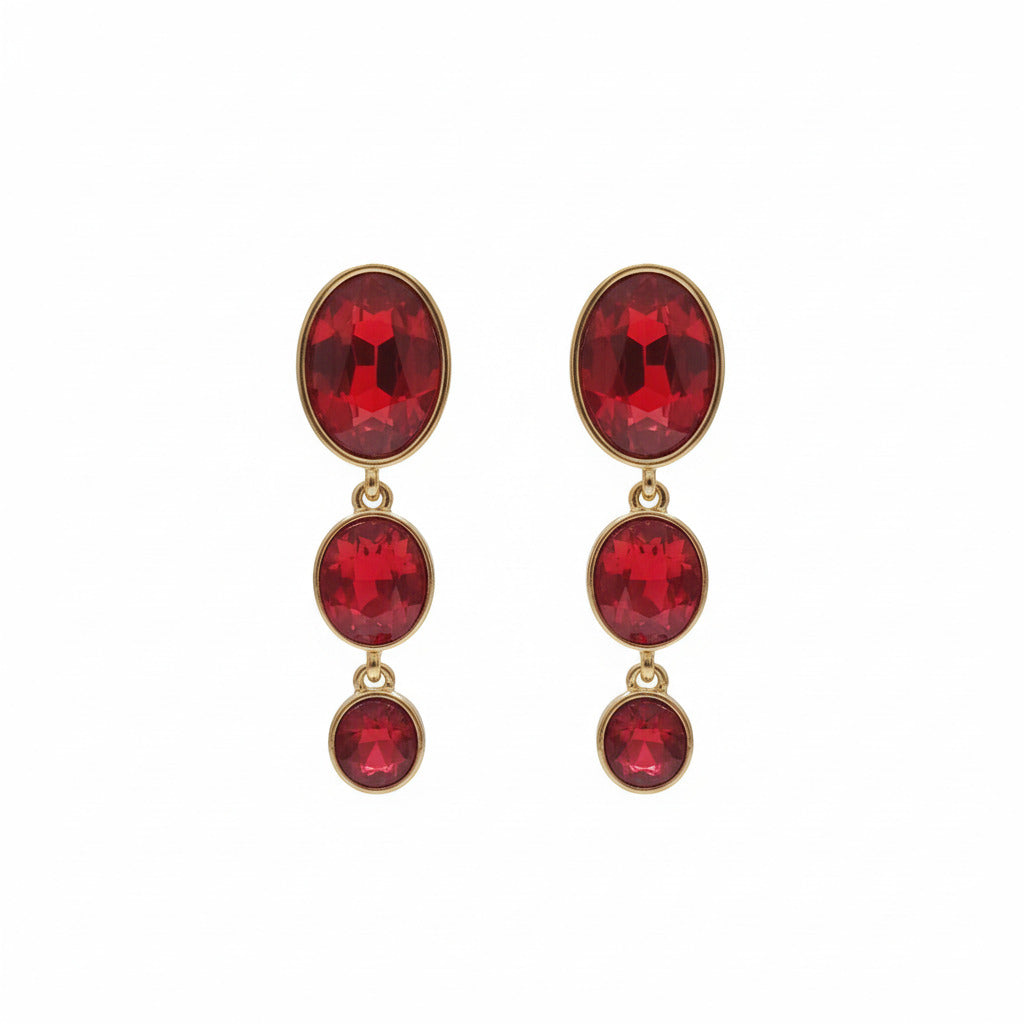 Pendientes largos dorados con pedrería roja para invitadas