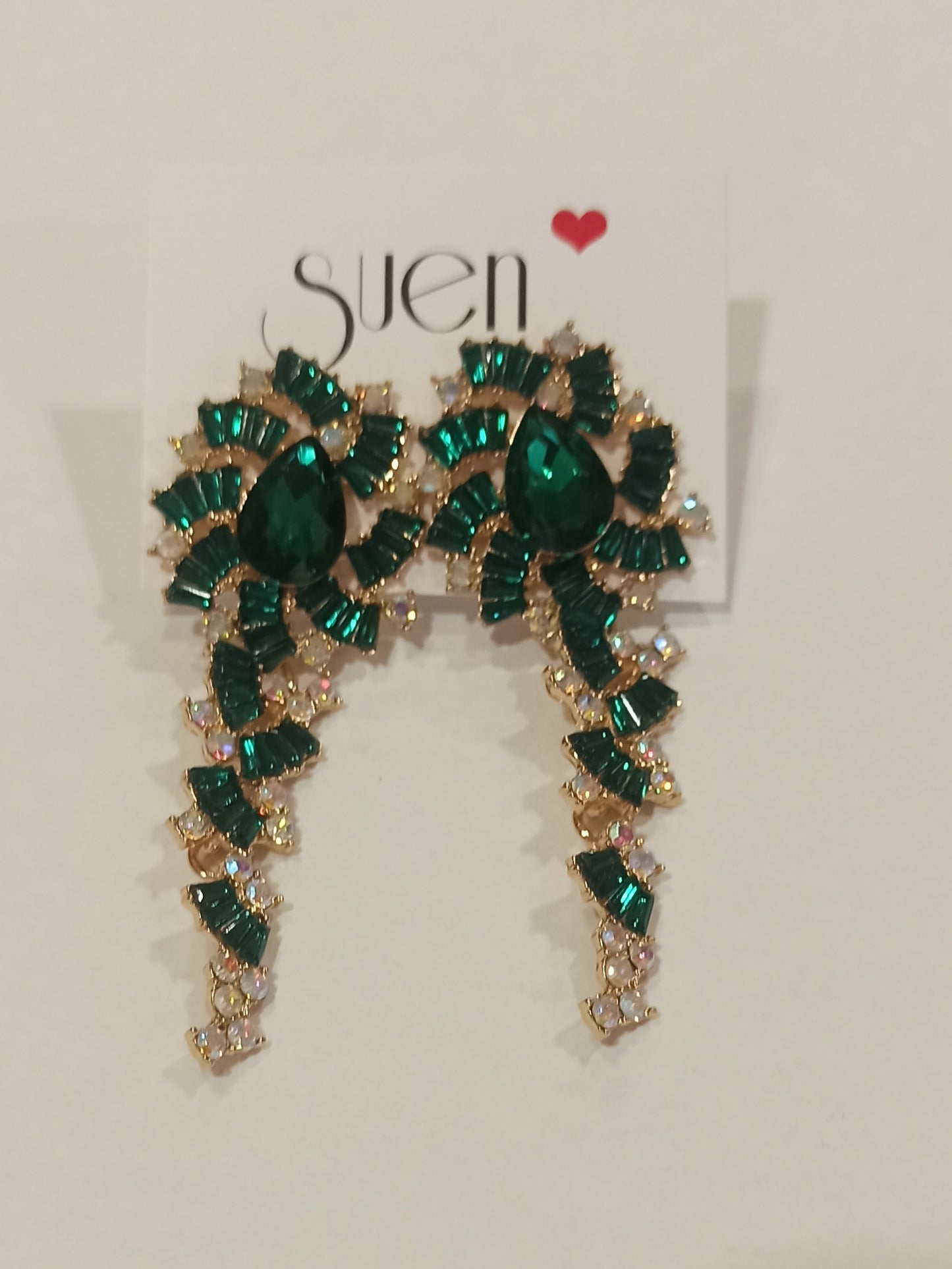 Pendientes largos dorados con pedrería verde esmeralda suen