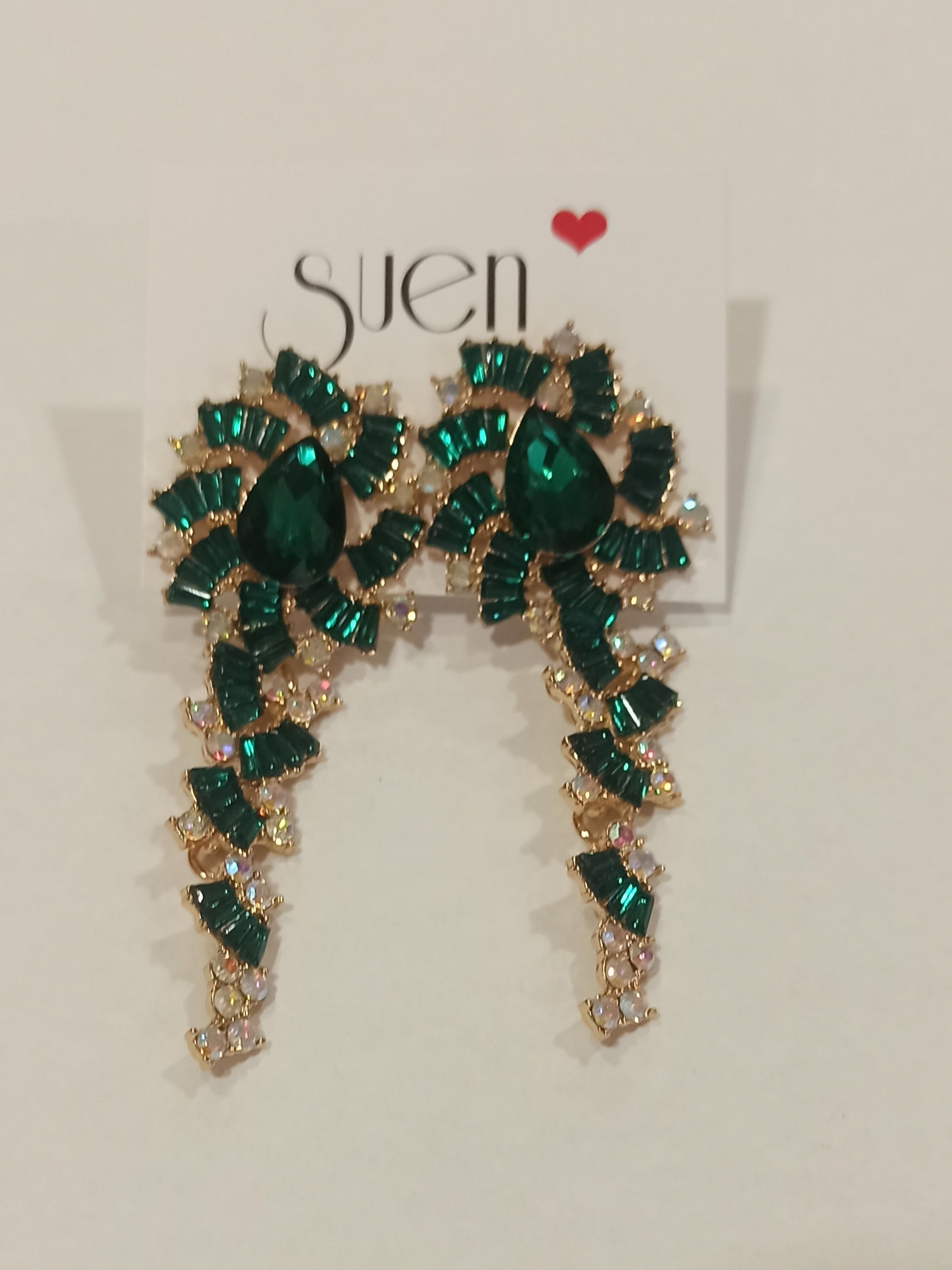 Pendientes largos dorados con pedrería verde esmeralda suen