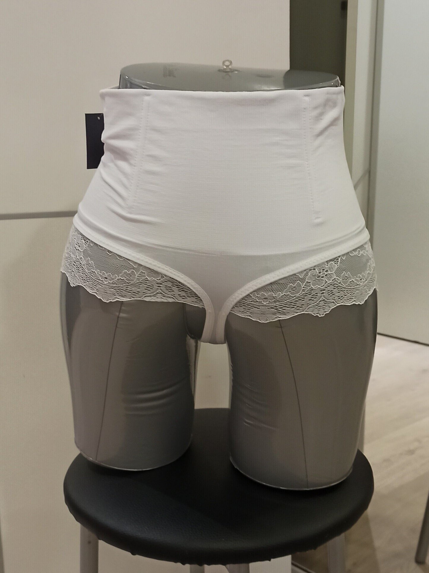 Tanga Moldeadora con Refuerzo Abdominal y Encaje - Efecto Reductor