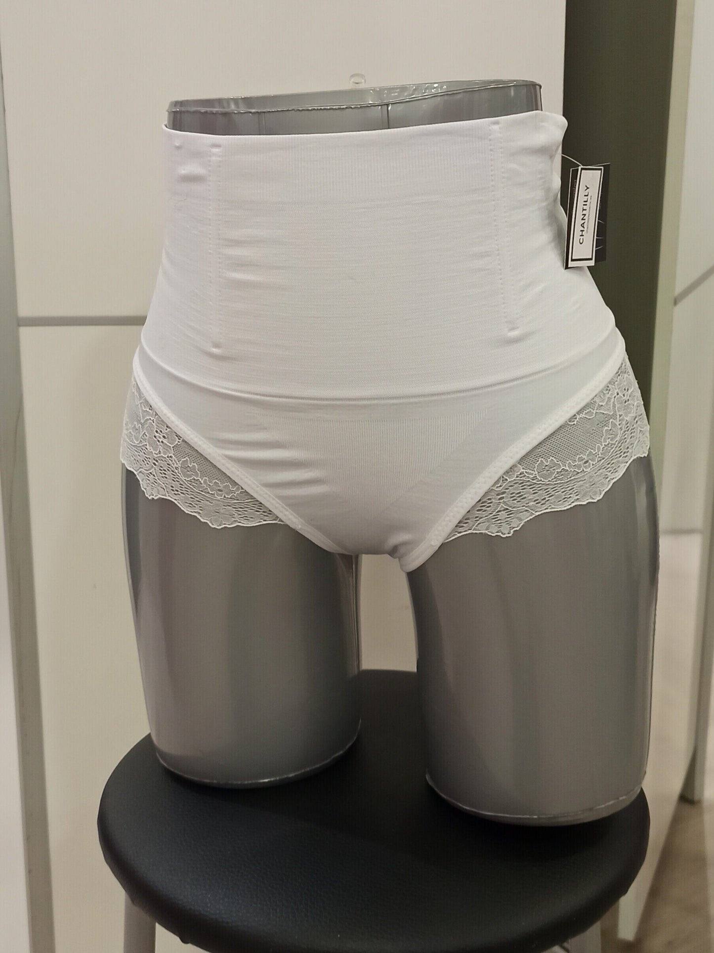 Tanga Moldeadora con Refuerzo Abdominal y Encaje - Efecto Reductor
