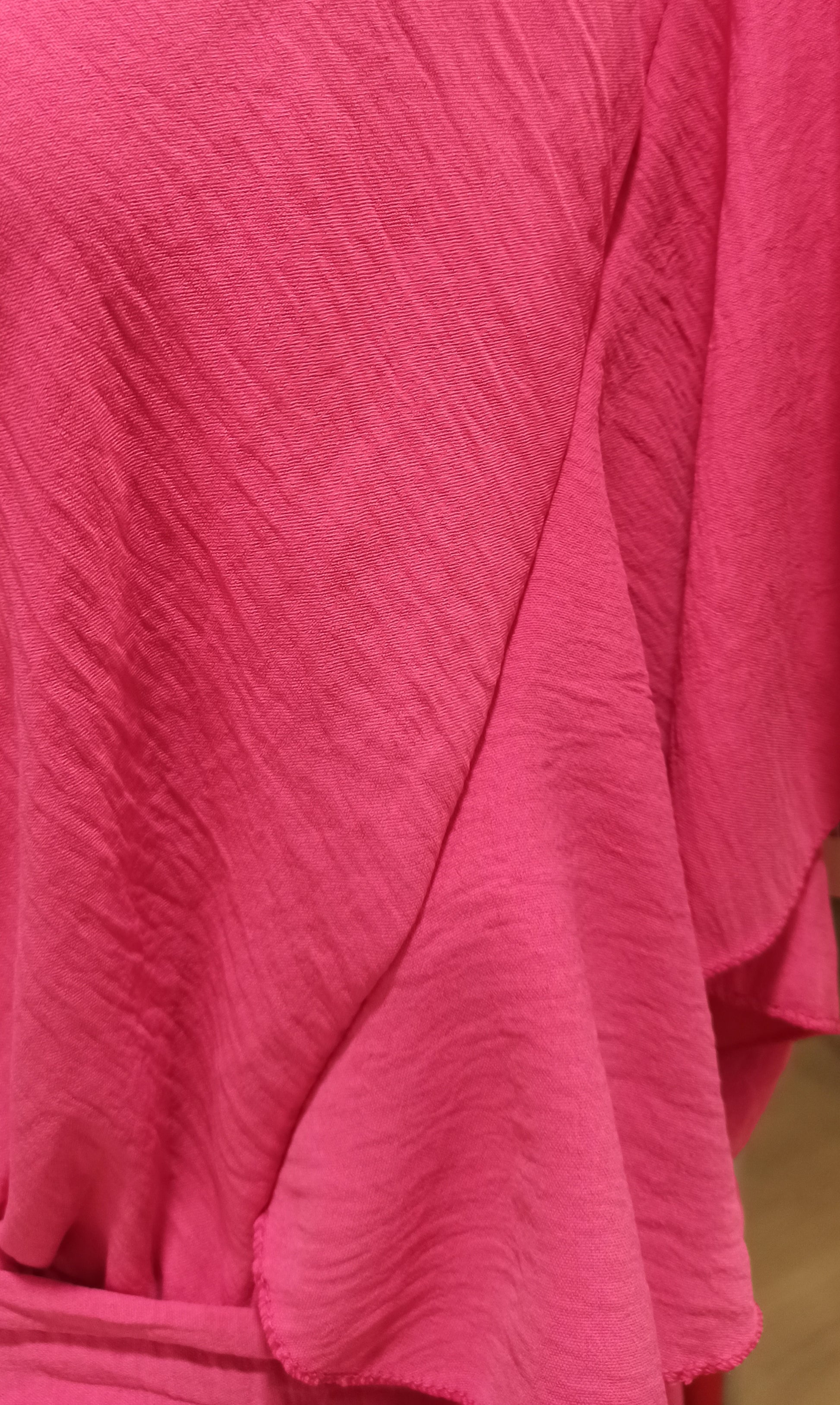 tela mono largo con manga de volante color fucsia