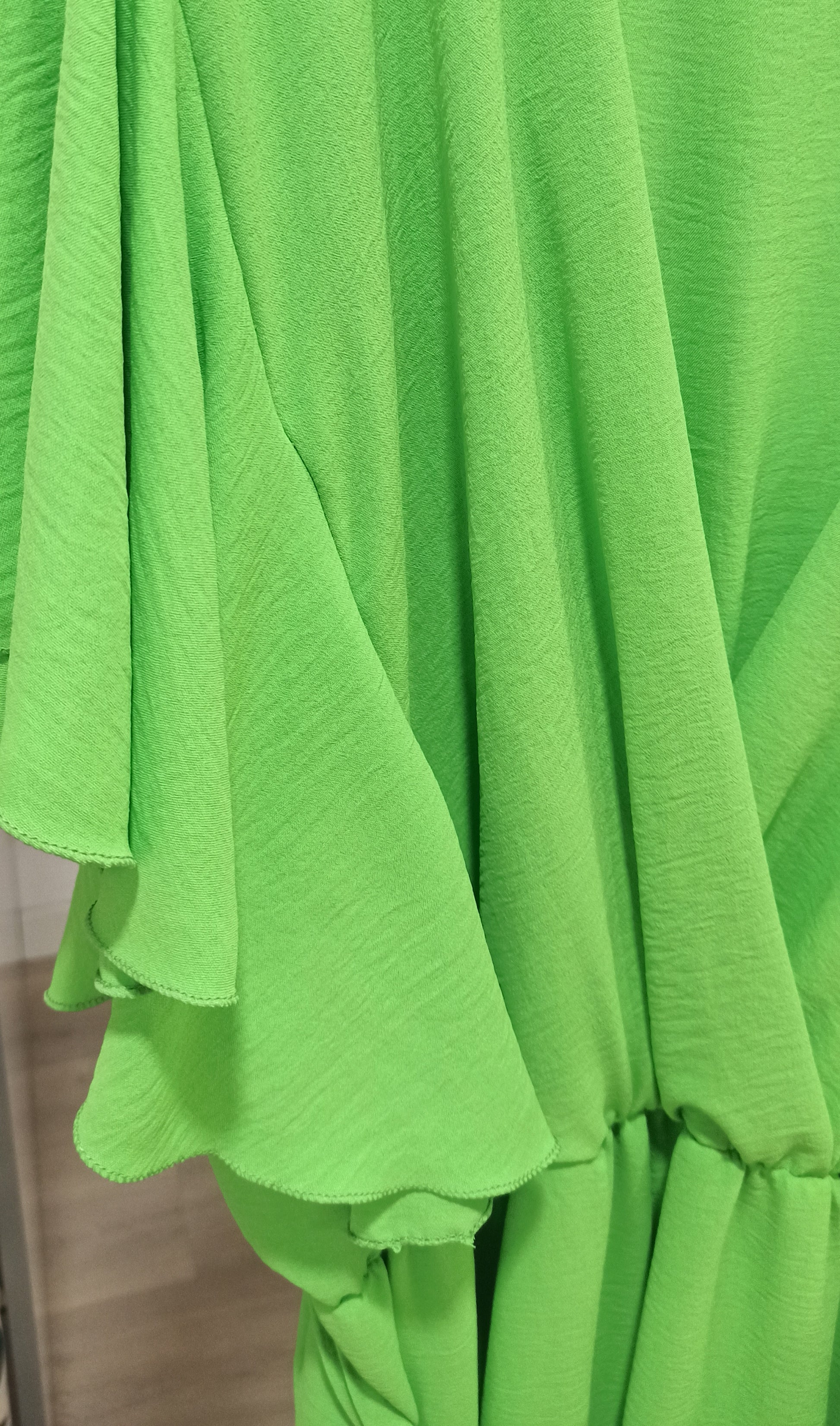 tela mono largo con manga de volante color pistacho