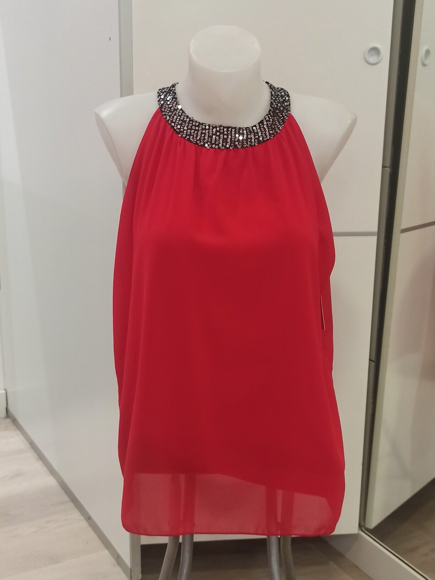 Top Halter Rojo con Cuello de Pedrería Plateada