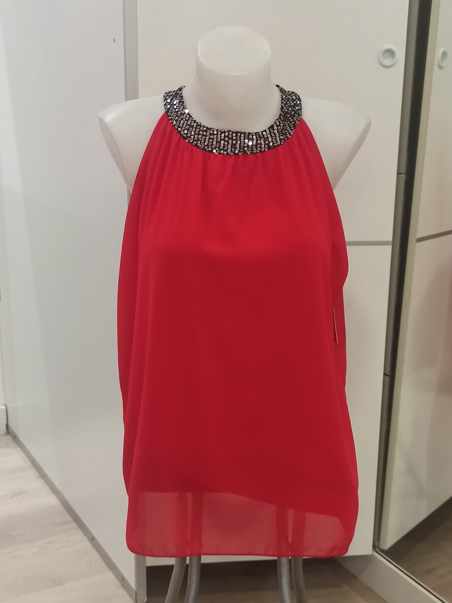 Top Halter Rojo con Cuello de Pedrería Plateada