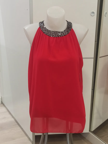 Top Halter Rojo con Cuello de Pedrería Plateada