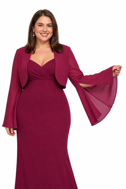 Modelo de talla grande con torera magenta de gasa de manga campana 