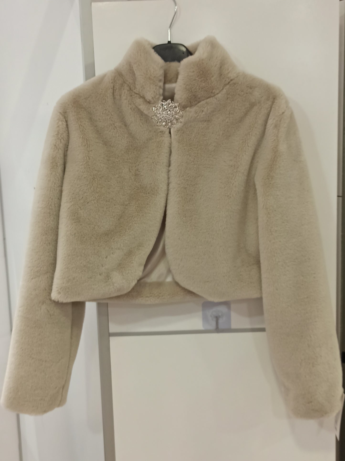 Torera de Pelo con Broche - Manga Larga para Invitadas Beige U (36 38)