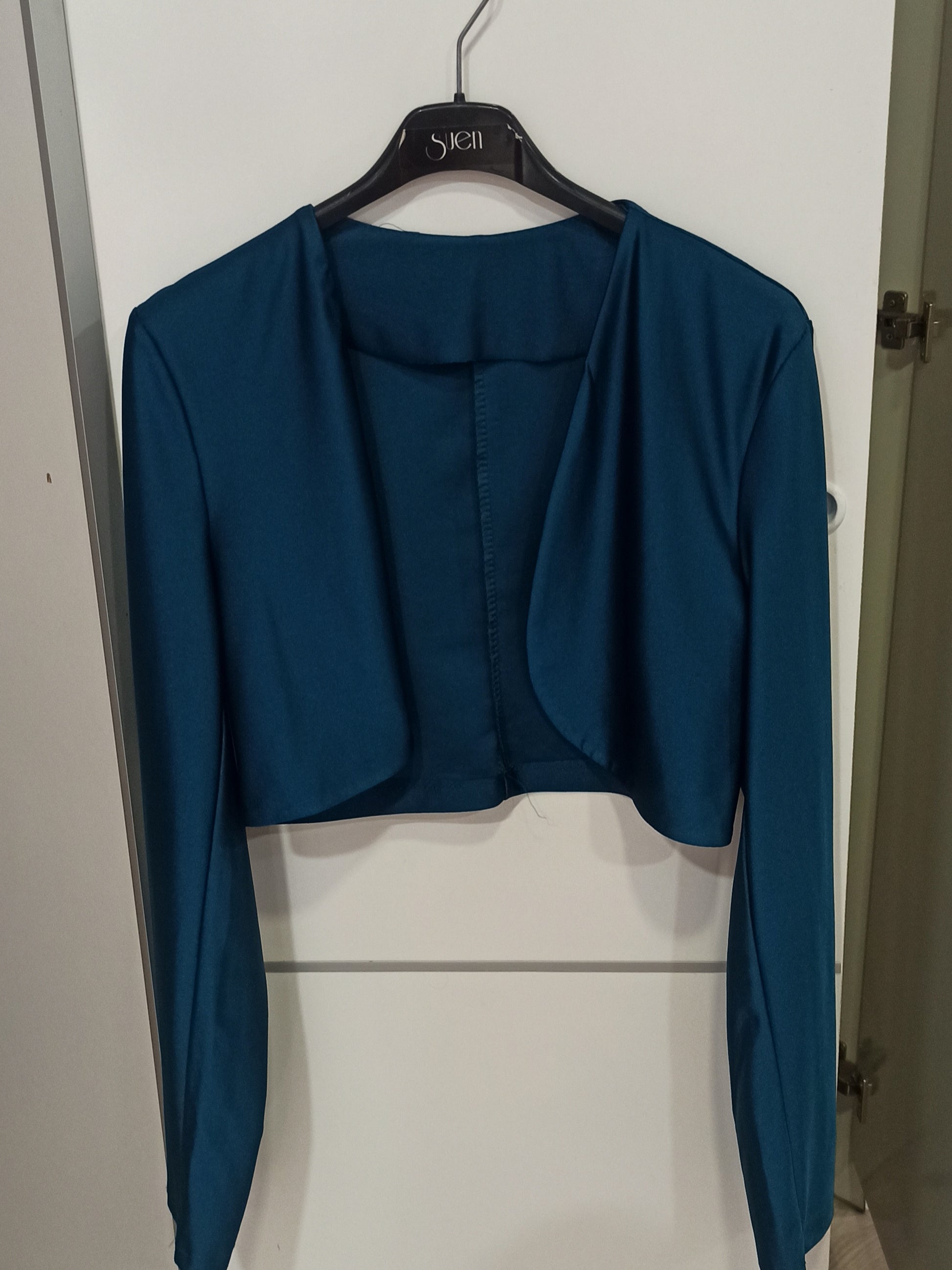 torera de fiesta satinada para vestidos verde azulado vista frontal