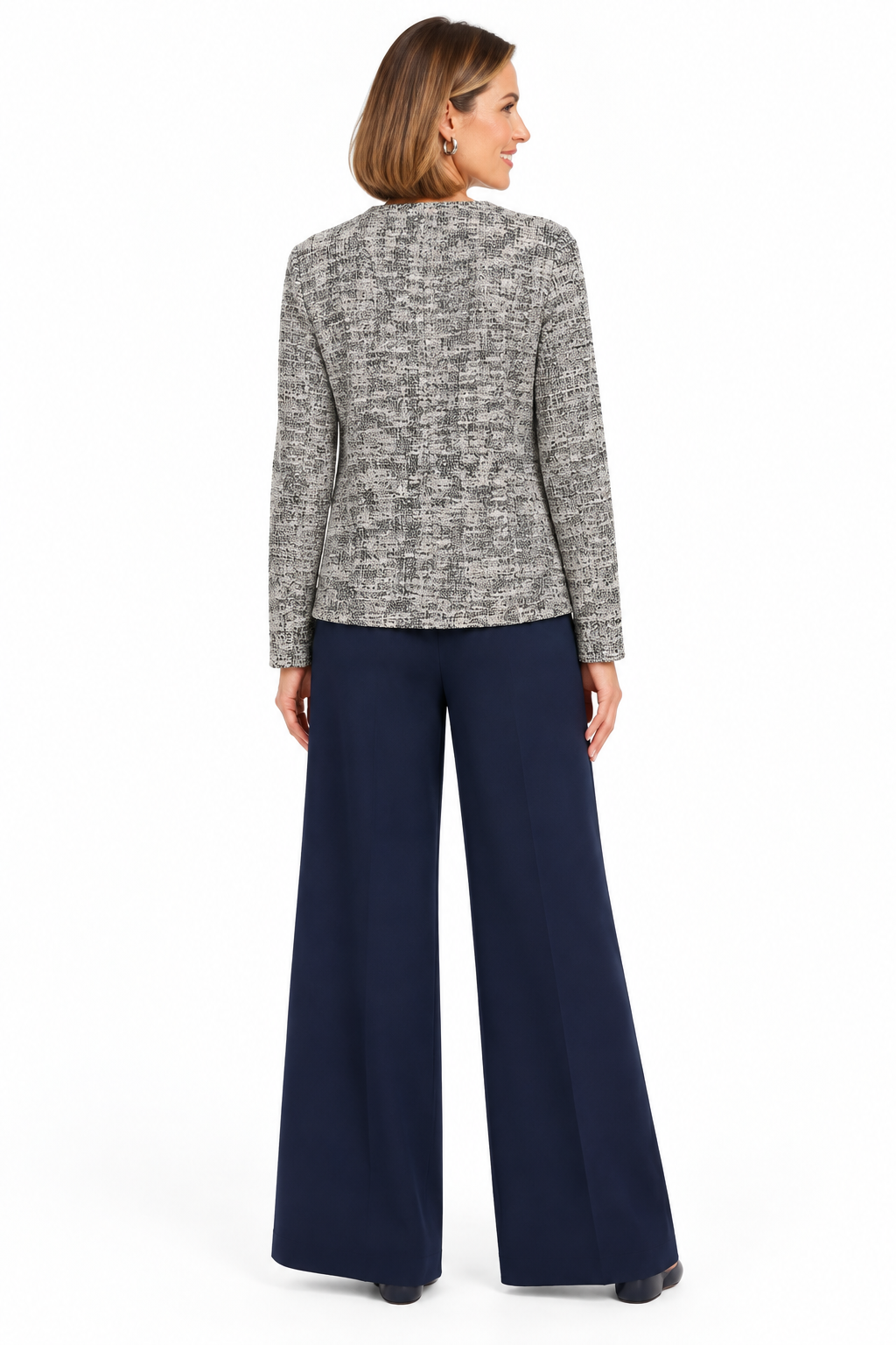 Versión de espalda con la misma modelo, chaqueta y pantalón palazzo marino