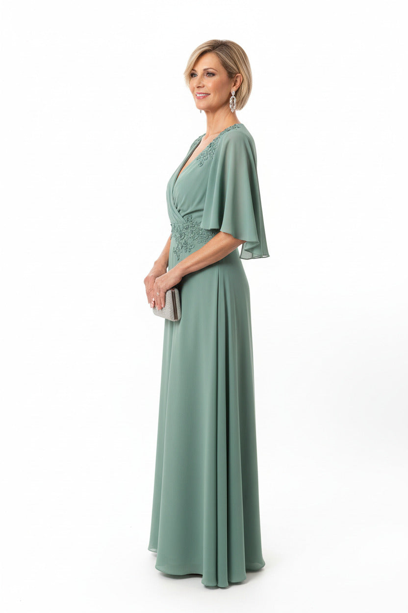 lateral vestido de ceremonia largo elegante con escote pico verde salvia y detalles de encaje