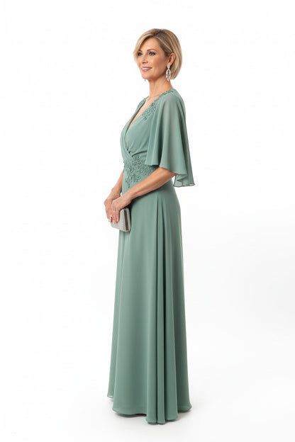 lateral vestido de ceremonia largo elegante con escote pico verde salvia y detalles de encaje