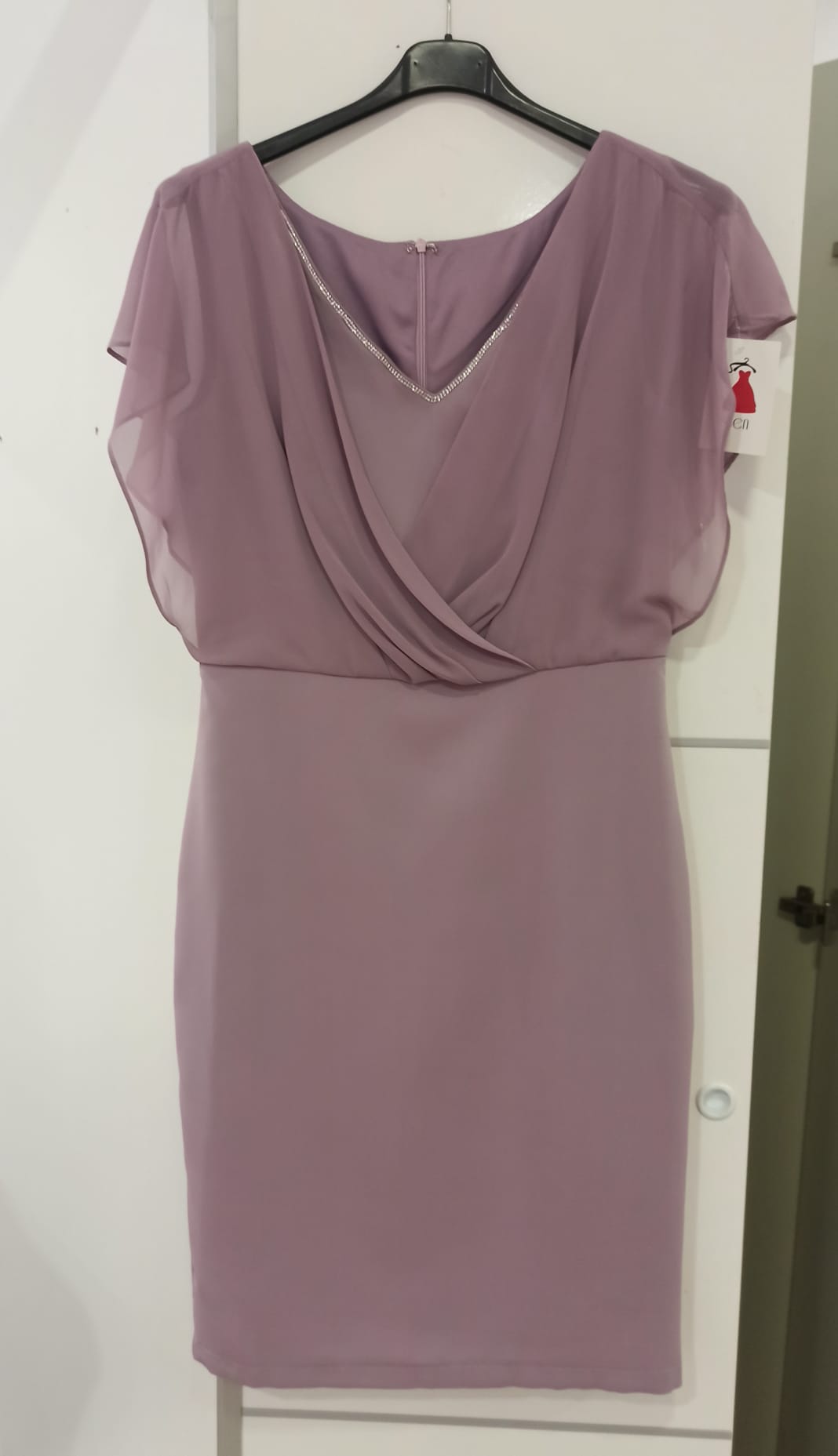 Vestido de ceremonia corto lila suave con manga de gasa-Vista en percha