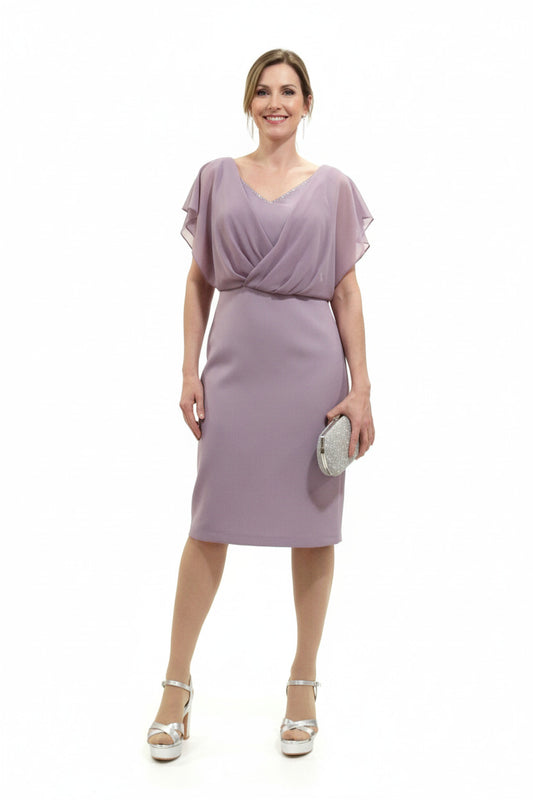 Vestido de ceremonia corto lila suave con manga de gasa