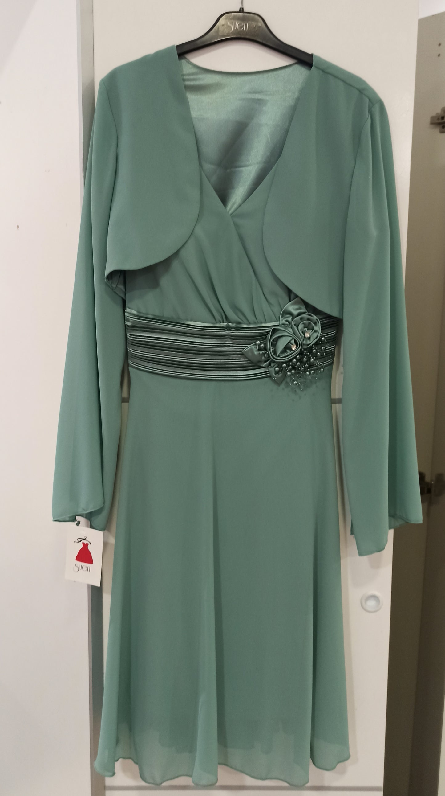 Vestido para ceremonias corto verde agua con escote pico y falda vuelo con torera