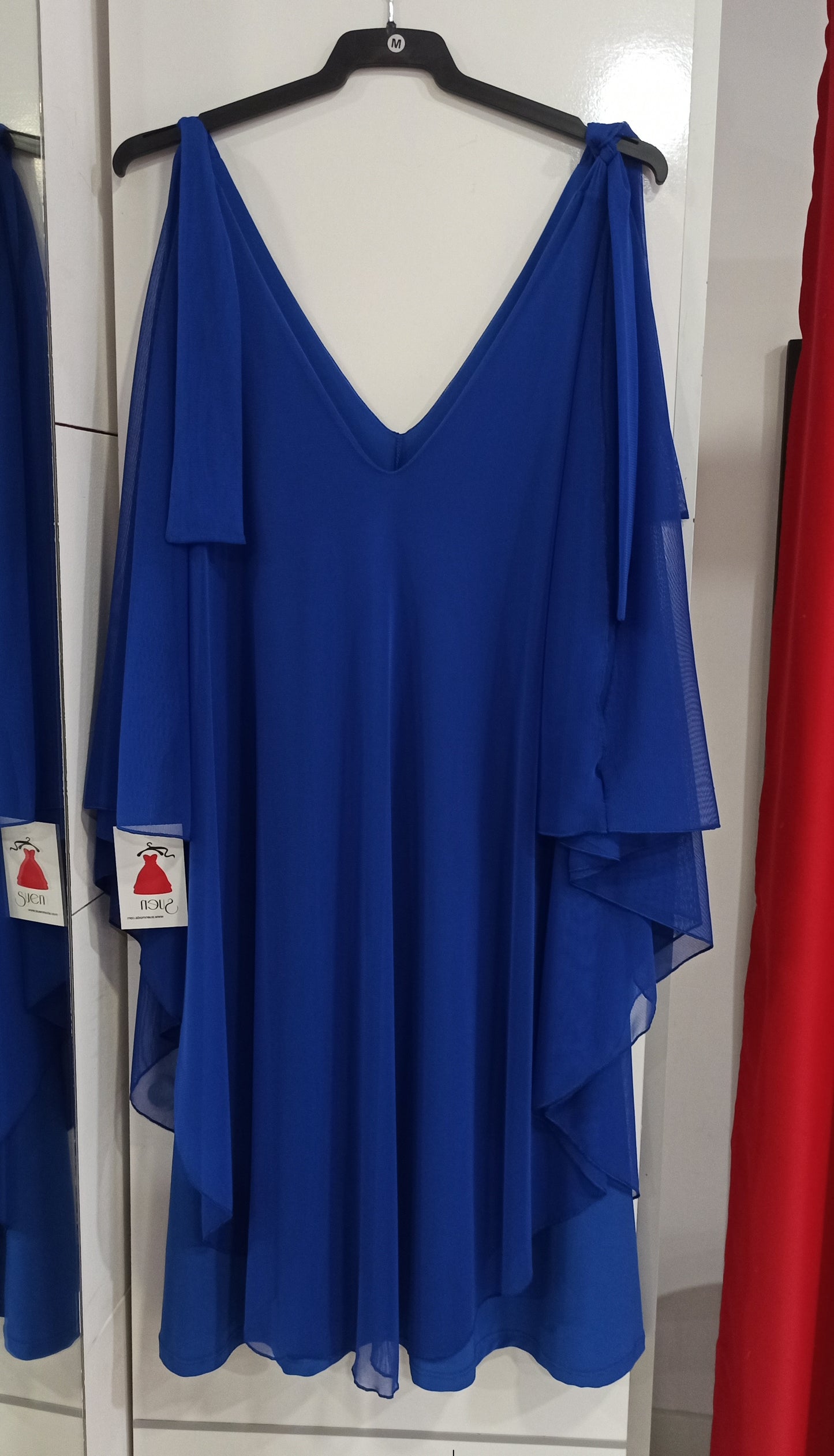 detalle vestido para boda corto con capa de tul azul