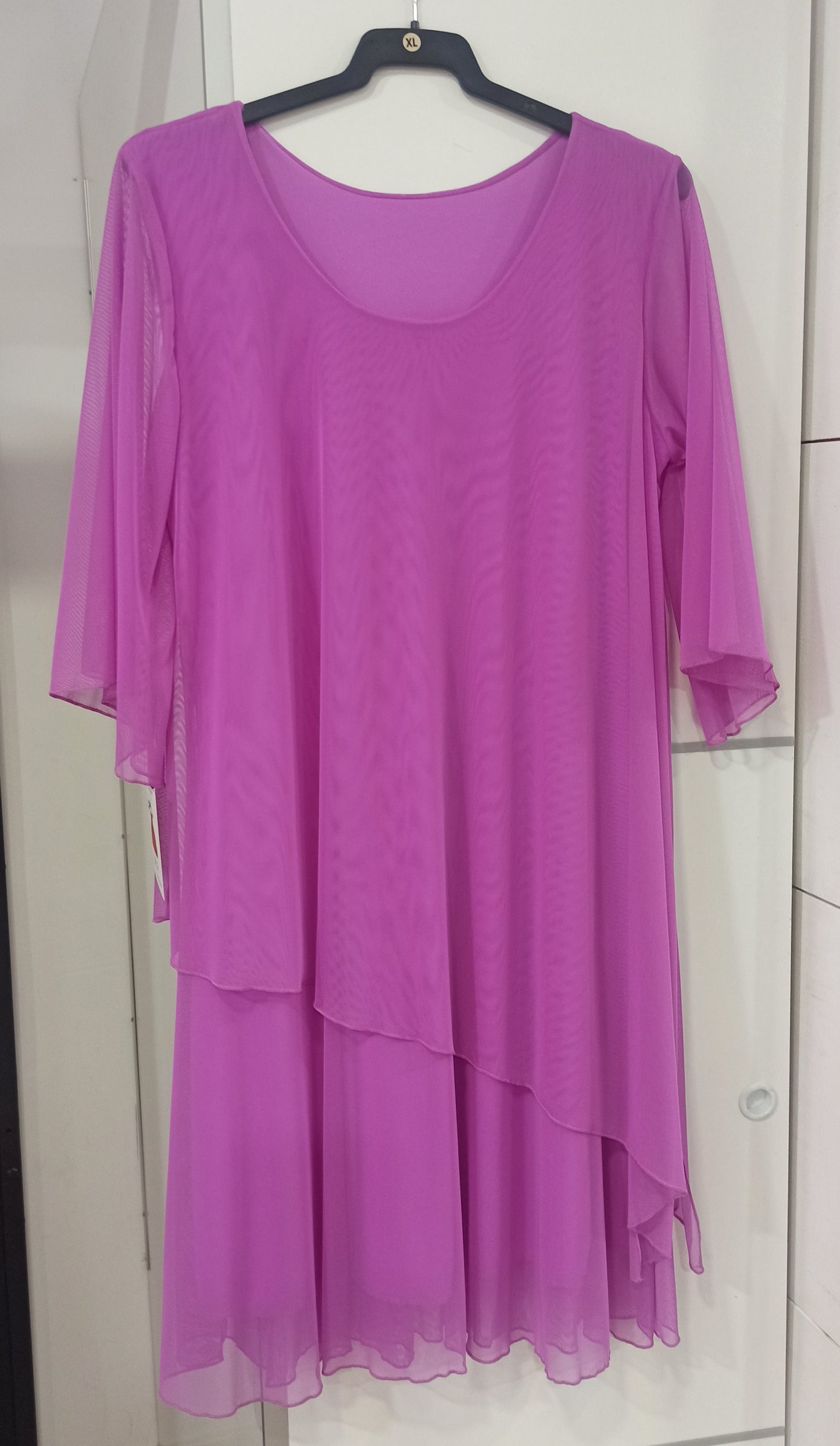 detalle vestido de fiesta corto de tul con manga y volantes