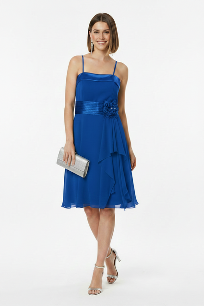 vestido invitada boda corto azul con flor en la cintura