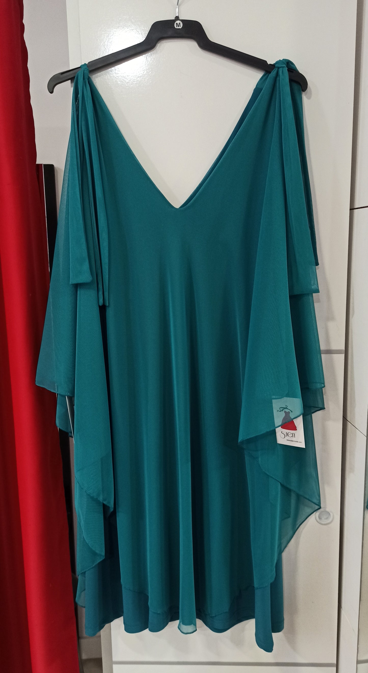 detalle vestido para boda corto con capa de tul verde